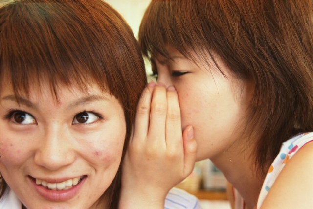 人物 日本人 コミュニケーション 若者 屋内 正面 横向き 横顔 アップ 2人 女の子 女性 耳打ち 内緒話 楽しい フォト作品紹介 イラスト 写真のストックフォトwaha ワーハ