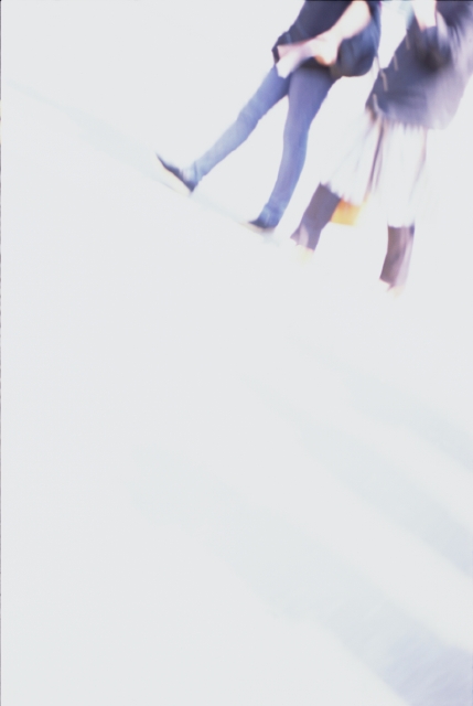 人物 日本人 街イメージ 若者 屋外 横向き ブレ 足 アップ 2人 女の子 女性 歩く 地面 街角 ストリート 街並み 街並 フォト作品紹介 イラスト 写真のストックフォトwaha ワーハ カンプデータは無料