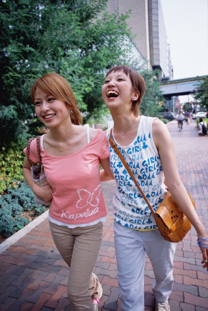 人物 日本人 若者 街 屋外 正面 上半身 2人 女の子 女性 笑う 歩く 笑う 笑い スマイル 街並み 街並 フォト作品紹介 イラスト 写真のストックフォトwaha ワーハ カンプデータは無料