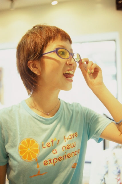 人物 日本人 若者 ショッピング 屋外 横向き 横顔 上半身 女の子 女性 メガネ サングラス 試着 試す 店 舌を出す フォト作品紹介 イラスト 写真のストックフォトwaha ワーハ カンプデータは無料