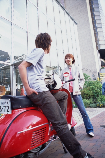 人物 日本人 若者 街 カップル 屋外 正面 横向き 横顔 全身 2人 女の子 女性 男の子 男性 スクーター バイク 乗り物 ヘルメット 街並み 街並 フォト作品紹介 イラスト 写真のストックフォトwaha ワーハ カンプデータは無料