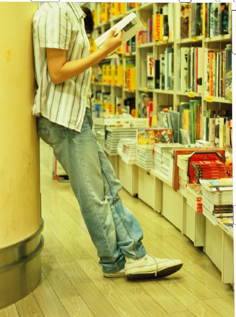 人物 日本人 若者 屋内 横向き 男の子 男性 店 本 雑誌 立ち読み 本屋 書店 本棚 フォト作品紹介 イラスト 写真のストックフォトwaha ワーハ カンプデータは無料