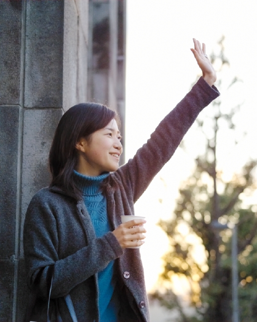 人物 日本人 大学生 学生 若者 屋外 横向き 横顔 上半身 女の子 女性 外出 手を振る 呼ぶ 飲み物 ドリンク コーヒー 嬉しい フォト作品紹介 イラスト 写真のストックフォトwaha ワーハ カンプデータは無料