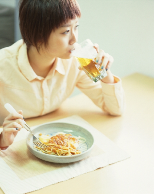 人物 日本人 若者 若者1人暮らし 屋内 正面 横顔 上半身 女の子 女性 食卓 食事 料理 食べる 食べ物 スパゲティ パスタ フォーク 飲み物 飲む ビール グラス テーブル ランチョンマット 皿 ランチ 昼食 フォト作品紹介 イラスト 写真の