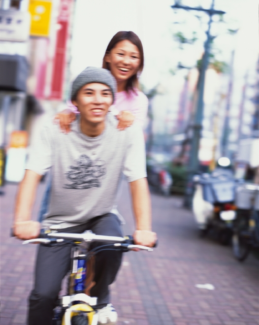 人物 日本人 自転車 若者 カップル 街 屋外 正面 全身 ブレ 2人 女の子 女性 男の子 男性 笑う 二人乗り 笑う 笑い スマイル 街並み 街並 フォト作品紹介 イラスト 写真のストックフォトwaha ワーハ