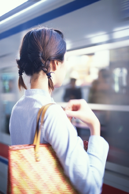 人物 日本人 若者 街 屋外 後ろ姿 横顔 上半身 女の子 女性 電車 駅 待つ 通学 通勤 後姿 後ろ姿 うしろ姿 背中 街並み 街並 フォト作品紹介 イラスト 写真のストックフォトwaha ワーハ カンプデータは無料