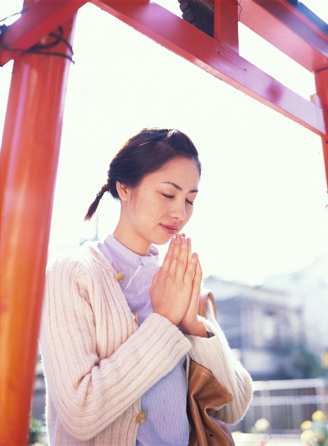 人物 日本人 散歩 若者 屋外 横向き 横顔 上半身 女の子 女性 鳥居 神社 祈願 手をあわせる 拝む 祈る 目を閉じる フォト作品紹介 イラスト 写真のストックフォトwaha ワーハ カンプデータは無料