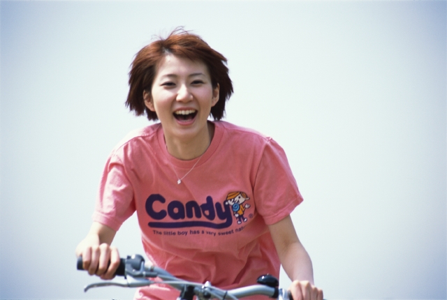 イラスト＆写真のストックフォトwaha（ワーハ）　人物、日本人、自転車、若者、元気、健康、屋外、正面、上半身、ポートレート、女の子、女性、笑う、空、叫ぶ、笑う、笑い、スマイル　p6-0851b