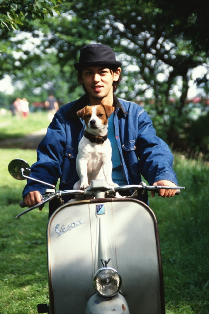 人物 日本人 ペット 若者 屋外 正面 上半身 ポートレート 男の子 男性 草原 運転 出発 乗り物 バイク スクーター フォト作品紹介 イラスト 写真のストックフォトwaha ワーハ カンプデータは無料