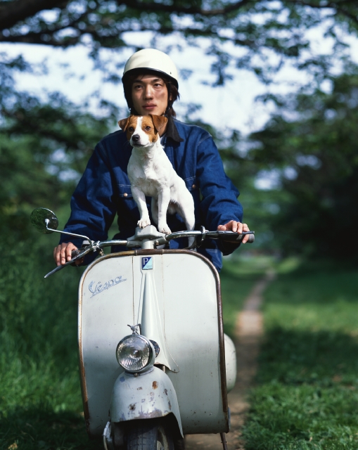 イラスト＆写真のストックフォトwaha（ワーハ）　人物、日本人、ペット、若者、屋外、正面、上半身、男の子、男性、運転、出発、乗り物、バイク、スクーター、ヘルメット　p6-0878b