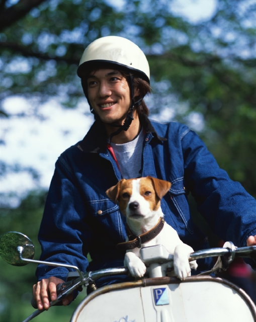 人物 日本人 若者 ペット 屋外 正面 上半身 男の子 男性 運転 出発 乗り物 バイク スクーター ヘルメット 軽やか フォト作品紹介 イラスト 写真のストックフォトwaha ワーハ カンプデータは無料