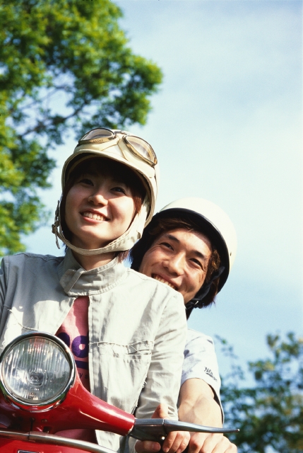 人物 日本人 若者 カップル 屋外 正面 上半身 ローアングル 2人 女の子 女性 男の子 男性 運転 出発 乗り物 バイク スクーター ヘルメット 青空 二人乗り フォト作品紹介 イラスト 写真のストックフォトwaha ワーハ カンプデータは無料