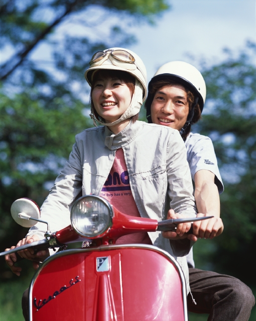 人物 日本人 カップル 若者 屋外 正面 上半身 2人 女の子 女性 男の子 男性 運転 出発 乗り物 バイク スクーター ヘルメット 笑う 青空 二人乗り 笑う 笑い スマイル フォト作品紹介 イラスト 写真のストックフォトwaha ワーハ