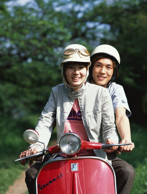 人物 日本人 カップル 若者 屋外 正面 上半身 ポートレート 2人 女の子 女性 男の子 男性 運転 出発 乗り物 バイク スクーター ヘルメット 青空 二人乗り フォト作品紹介 イラスト 写真のストックフォトwaha ワーハ
