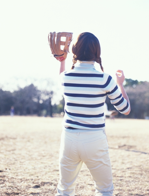 イラスト＆写真のストックフォトwaha（ワーハ）　人物、日本人、スポーツ、若者、公園、屋外、後ろ姿、上半身、女の子、女性、広場、草原、キャッチボール、グローブ、遊ぶ、あそぶ、あそび、遊ぶ、遊び、後姿、後ろ姿、うしろ姿、背中、運動　p6-0936b