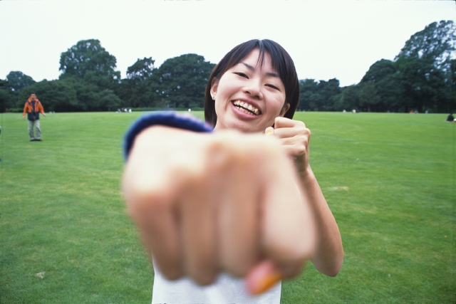 人物 日本人 公園 元気 健康 若者 屋外 正面 上半身 アップ ポートレート ポーズ 手 女の子 女性 パンチ グー 撃退する 遊ぶ 広場 草原 あそぶ あそび 遊ぶ 遊び フォト作品紹介 イラスト 写真のストックフォトwaha ワーハ