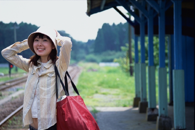 人物 日本人 若者 旅行 屋外 正面 上半身 女の子 女性 駅 待つ 田舎 山 線路 フォト作品紹介 イラスト 写真のストックフォトwaha ワーハ カンプデータは無料