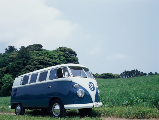 自動車 屋外 横向き オブジェ 物 ワゴン車 自動車 到着 草原 山 空 フォト作品紹介 イラスト 写真のストックフォトwaha ワーハ カンプデータは無料