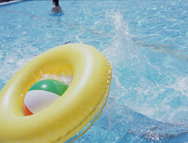 夏 レジャー 屋外 オブジェ 物 浮き輪 ビーチボール プール 水しぶき 水中 浮く 水泳 透明感 浮遊感 フォト作品紹介 イラスト 写真のストックフォトwaha ワーハ カンプデータは無料