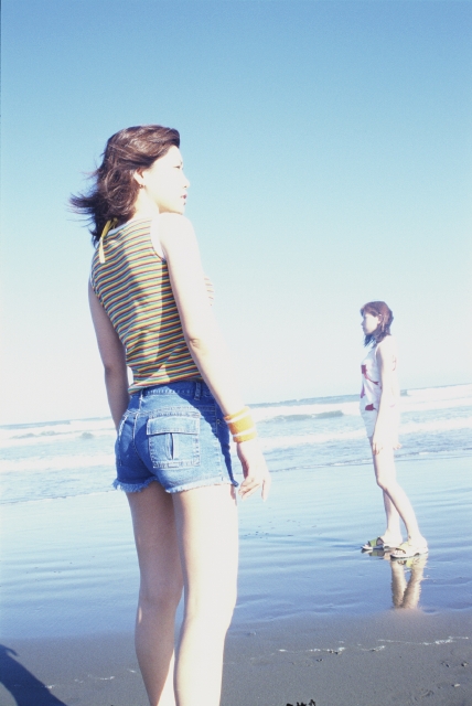 人物 日本人 夏 若者 レジャー 屋外 背中 横向き 横顔 全身 2人 女の子 女性 海 砂浜 海水浴 ビーチ 季節 四季 季節 四季 フォト作品紹介 イラスト 写真のストックフォトwaha ワーハ カンプデータは無料