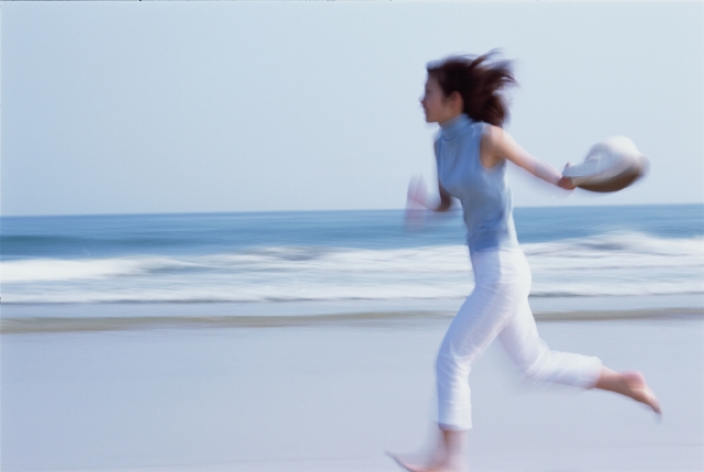 人物 日本人 若者 走る 夏 レジャー 屋外 横向き 横顔 全身 ブレ 女の子 女性 海 砂浜 散歩 スピード感 季節 四季 季節 四季 フォト作品紹介 イラスト 写真のストックフォトwaha ワーハ カンプデータは無料