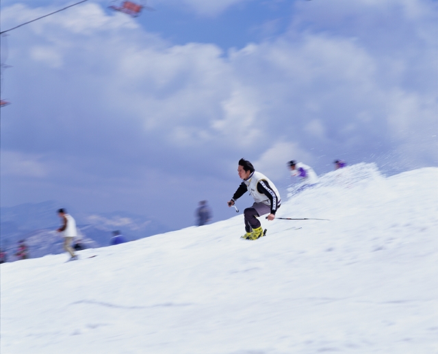 イラスト＆写真のストックフォトwaha（ワーハ）　人物、日本人、冬、スポーツ、レジャー、屋外、横向き、横顔、全身、若者、男の子、男性、スピード感、滑る、滑走、運動、季節、四季、ゆき、雪、スキー　p6-1299b