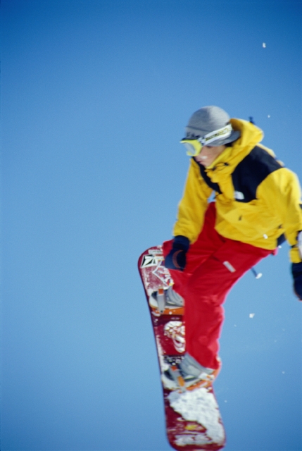 イラスト＆写真のストックフォトwaha（ワーハ）　人物、日本人、スポーツ、若者、レジャー、冬、屋外、横向き、横顔、全身、男の子、男性、スノーボード、スノボー、ゴーグル、グローブ、手袋、ジャンプ、滑る、滑走、運動、季節、四季、ゆき、雪　p6-1319b