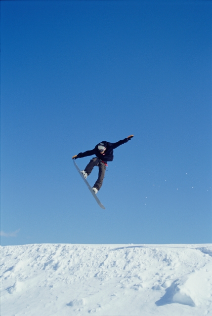 イラスト＆写真のストックフォトwaha（ワーハ）　人物、日本人、ジャンプ、冬、レジャー、スポーツ、屋外、正面、全身、男の子、男性、スノーボード、スノボー、滑る、雪原、運動、季節、四季、ゆき、雪　p6-1320bv