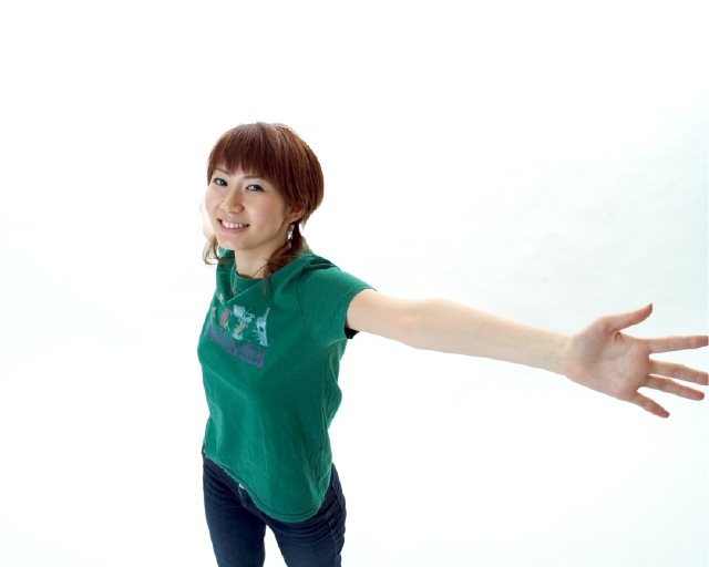 人物 日本人 表情 ポーズ 若者 白バック 横向き 正面 上半身 ハイアングル スタジオ 白バック ポーズ 両手を広げる 伸び 大きい 女の子 女性 Tシャツ フォト作品紹介 イラスト 写真のストックフォトwaha ワーハ カンプデータは無料