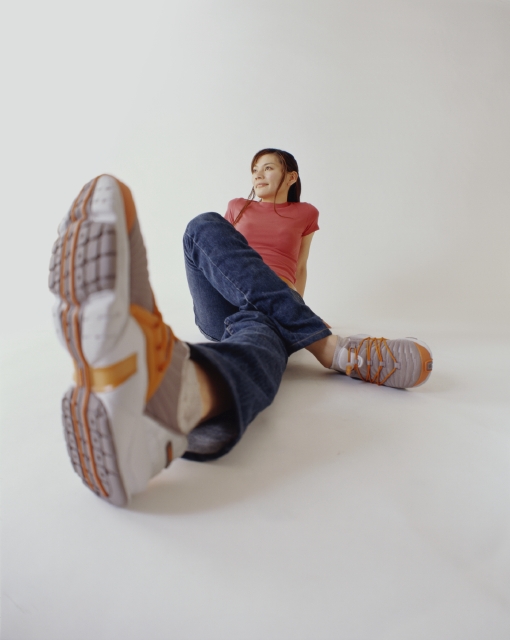 人物 日本人 若者 白バック 正面 横顔 全身 ローアングル アップ スタジオ 白バック ポーズ 女の子 女性 足を組む 休憩 ジーンズ Tシャツ スニーカー フォト作品紹介 イラスト 写真のストックフォトwaha ワーハ カンプデータは無料