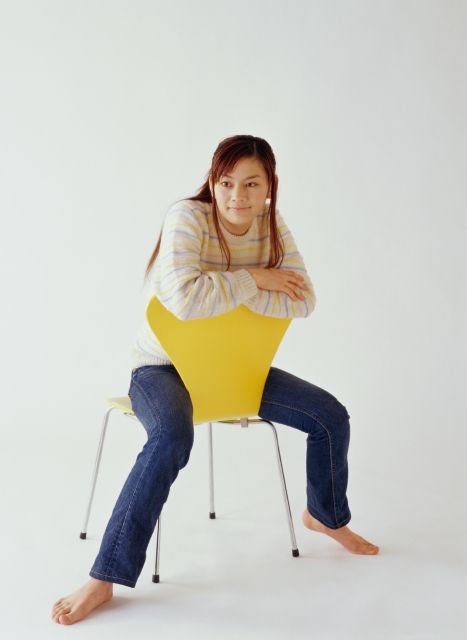 人物 日本人 若者 白バック 正面 全身 スタジオ 白バック ポーズ 女の子 女性 見つめる 椅子 座る 座る 休憩 ジーンズ フォト作品紹介 イラスト 写真のストックフォトwaha ワーハ カンプデータは無料