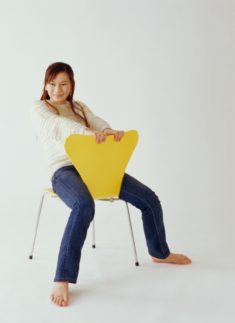 人物 日本人 若者 表情 ポーズ 白バック 横向き 正面 全身 スタジオ 白バック ポーズ 女の子 女性 椅子 座る 座る 休憩 ジーンズ フォト作品紹介 イラスト 写真のストックフォトwaha ワーハ カンプデータは無料
