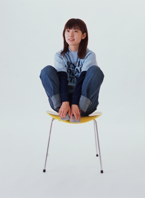 人物 日本人 夢 考える 若者 白バック 正面 全身 スタジオ 白バック ポーズ 女の子 女性 椅子 座る ジーンズ 見つめる フォト作品紹介 イラスト 写真のストックフォトwaha ワーハ カンプデータは無料