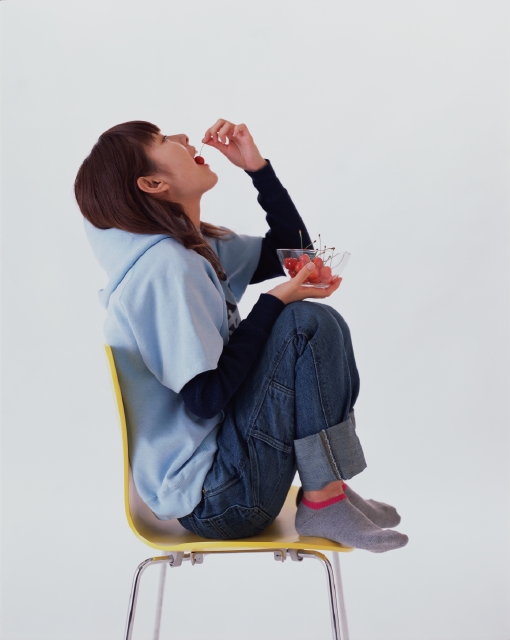 人物 日本人 若者 若者1人暮らし 白バック 横向き 横顔 全身 スタジオ 白バック ポーズ 女の子 女性 椅子 座る 食べる 食べ物 サクランボ さくらんぼ 果物 おやつ リラックス ジーンズ フォト作品紹介 イラスト 写真のストックフォトwaha