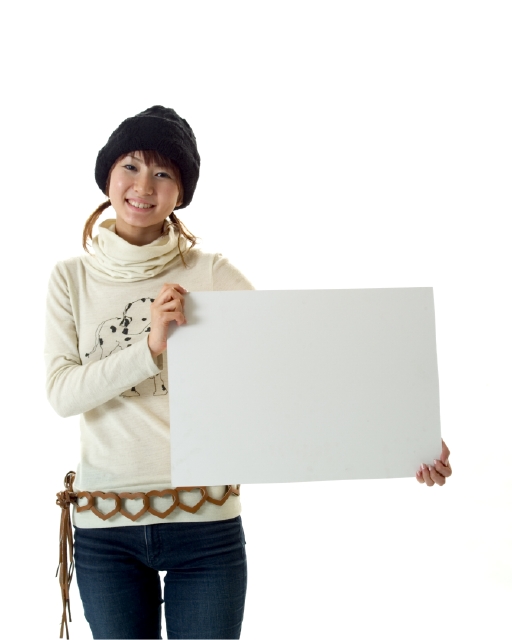 イラスト＆写真のストックフォトwaha（ワーハ）　人物、日本人、若者、メッセージボード、白バック、正面、上半身、スタジオ、白バック、ポーズ、女の子、女性、長袖、ジーンズ　p6-1467av-data