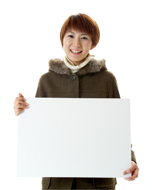 イラスト＆写真のストックフォトwaha（ワーハ）　人物、日本人、表情、ポーズ、メッセージボード、若者、白バック、正面、上半身、スタジオ、白バック、ポーズ、女の子、女性、フード付きコート　p6-1470av-data