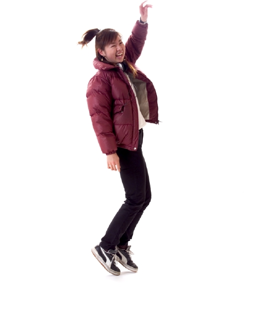 人物 日本人 若者 表情 ポーズ 走る 白バック 横向き 横顔 全身 スタジオ 白バック ポーズ 女の子 女性 ヘッドホン 音楽 聞く 踊る ダンス ダウンジャケット フォト作品紹介 イラスト 写真のストックフォトwaha ワーハ カンプデータは無料