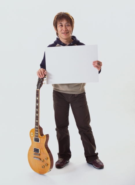 人物 日本人 メッセージボード 若者 白バック 正面 全身 スタジオ 白バック ポーズ 男の子 男性 パーカー ギター 楽器 ギタリスト ミュージシャン 趣味 フォト作品紹介 イラスト 写真のストックフォトwaha ワーハ カンプデータは無料
