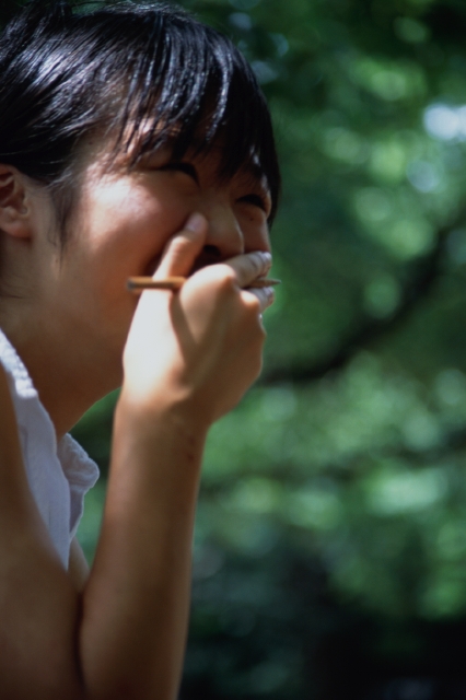 人物 日本人 若者 大学生 学生 屋外 横向き 横顔 上半身 女の子 女性 笑う 口を覆う 鉛筆 屋外 笑う 笑い スマイル フォト作品紹介 イラスト 写真のストックフォトwaha ワーハ