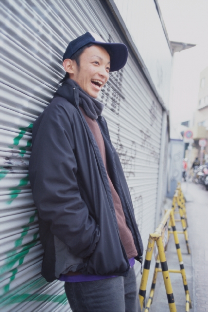 人物 日本人 若者 街 屋外 横向き 横顔 上半身 男の子 男性 笑う シャッター 笑う 笑い スマイル 街並み 街並 フォト作品紹介 イラスト 写真のストックフォトwaha ワーハ