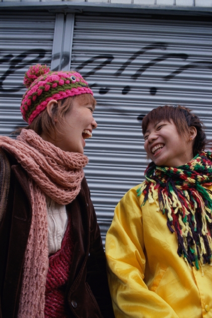 人物 日本人 コミュニケーション 若者 街 屋外 横向き 正面 横顔 上半身 2人 女の子 女性 マフラー 笑う 会話 笑う 笑い スマイル 街並み 街並 フォト作品紹介 イラスト 写真のストックフォトwaha ワーハ カンプデータは無料