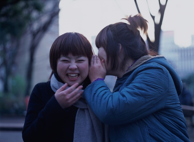人物 日本人 若者 コミュニケーション 街 屋外 正面 横向き 横顔 上半身 2人 女の子 女性 マフラー 笑う 楽しい 耳打ち 内緒話 話す 会話 笑う 笑い スマイル 街並み 街並 フォト作品紹介 イラスト 写真のストックフォトwaha ワーハ