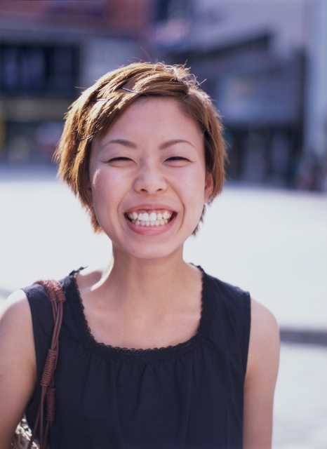 人物 日本人 若者 笑顔 街 若者 屋外 正面 上半身 ポートレート 女の子 女性 笑う 笑い スマイル 街並み 街並 フォト作品紹介 イラスト 写真のストックフォトwaha ワーハ カンプデータは無料