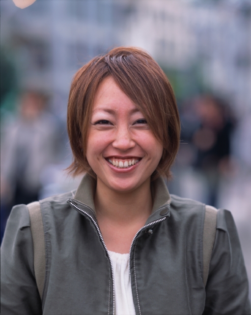 人物 日本人 若者 街 若者 笑顔 屋外 正面 上半身 ポートレート 女の子 女性 えくぼ 笑う 笑い スマイル 街並み 街並 フォト作品紹介 イラスト 写真のストックフォトwaha ワーハ カンプデータは無料