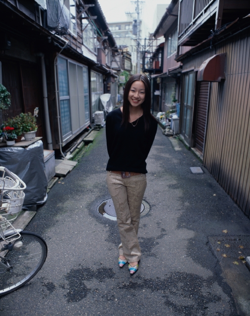 人物 日本人 若者 屋外 正面 全身 ポートレート 女の子 女性 ロングヘアー 住宅街 フォト作品紹介 イラスト 写真のストックフォトwaha ワーハ カンプデータは無料