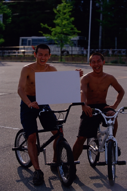 イラスト＆写真のストックフォトwaha（ワーハ）　人物、日本人、メッセージボード、スポーツ、若者、屋外、正面、全身、ポートレート、2人、男の子、男性、乗り物、自転車、短パン、笑う、笑う、笑い、スマイル、運動　p6-1851b