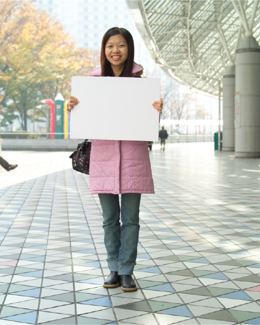 イラスト＆写真のストックフォトwaha（ワーハ）　人物、日本人、メッセージボード、若者、屋外、正面、全身、ポートレート、女の子、女性、コート、嬉しい、街角、ストリート、街並み、街並　p6-1957bv-data