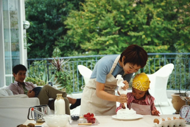 人物 日本人 趣味 キッチン 親子 屋内 正面 上半身 2人 女の子 調理 お菓子作り 果物 生クリーム テーブル 住宅 マンション 家 フォト作品紹介 イラスト 写真のストックフォトwaha ワーハ カンプデータは無料