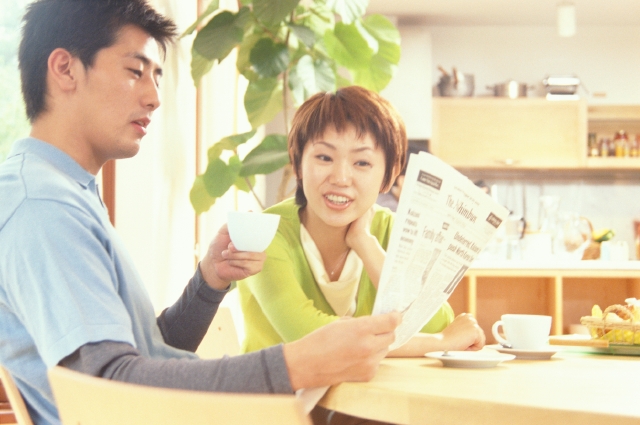 イラスト＆写真のストックフォトwaha（ワーハ）　人物、日本人、夫婦、ダイニング、リラックス、屋内、正面、横向き、横顔、上半身、2人、新聞、読む、会話、話す、テーブル、椅子、住宅、マンション、家　p7-0454bv-data