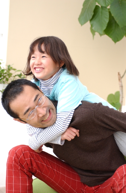 人物 日本人 コミュニケーション 親子 屋内 正面 横向き 上半身 2人 女の子 おんぶ 抱きつく 遊ぶ ふざける はしゃぐ 笑う メガネ あそぶ あそび 遊ぶ 遊び 笑う 笑い スマイル フォト作品紹介 イラスト 写真のストックフォトwaha ワーハ